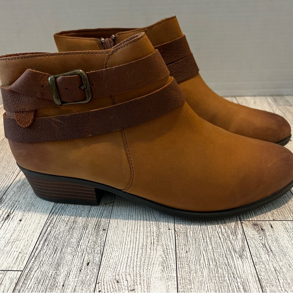 Clarks Addiy Cora tan Brown nubuck ankle Boots Distressed strap buckle 8.5M Zip